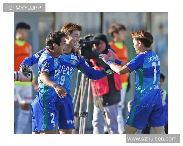 冈山绿雏与长崎航海的激烈对决展现足球魅力与团队精神